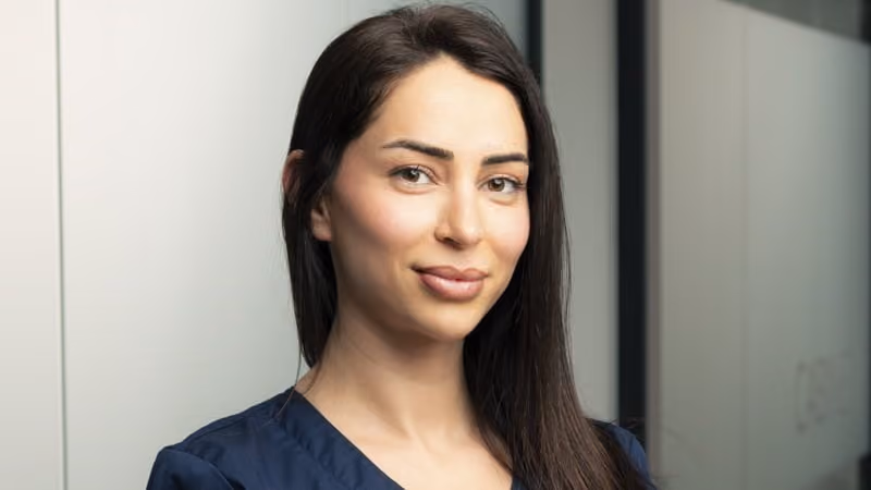 Portrait du Dr Afrouz Alipour, dentiste chez Santé Dental