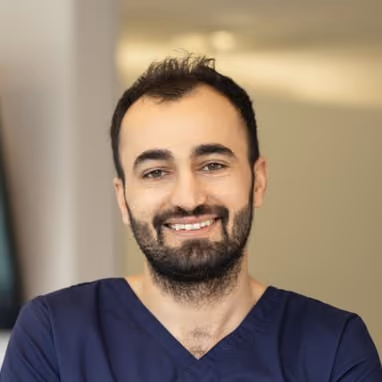 Portrait du Dr Amir Darbazi, dentiste chez Santé Dental