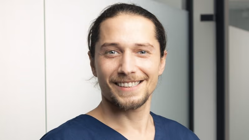Portrait du Dr Bastien Dauvergne, dentiste chez Santé Dental