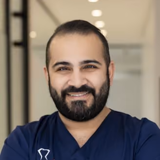 Portrait du Dr Reza Maleki, dentiste chez Santé Dental